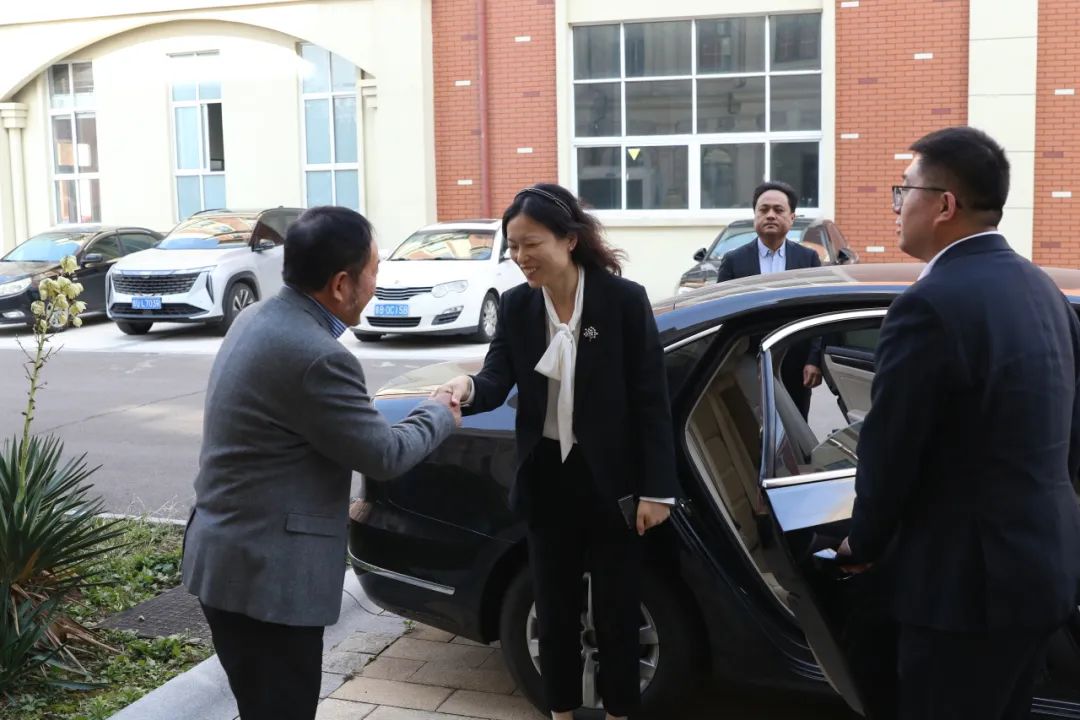 A Qingdao nyugati part új körzetének vezetője, Xue Wenqian felkereste a Tianyi Muzut kutatási és útmutatási céllal