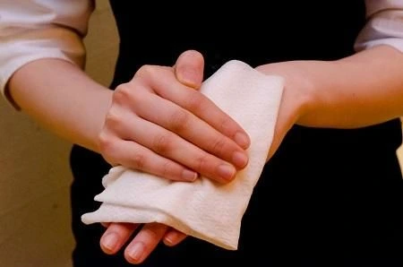 A nedves szöveti törlőkendők színt adnak a szállodai szolgáltatásokhoz